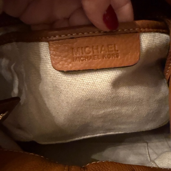 Michael Kors Griffin Hobo: Authentic Pebbled Leather Shoulder Bag - Picture 10 of 12